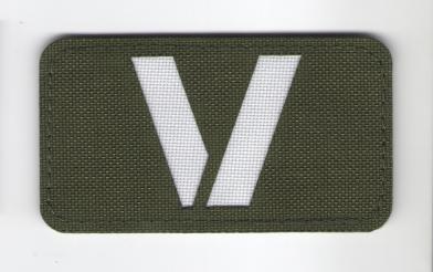 П342 Нашивка патч V ткань Олива / буква ткань белая 5x9см фото, описание